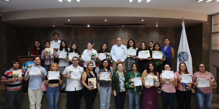 RECTOR DE LA UABCS RECONOCE A LOS ESTUDIANTES CON LOS MEJORES PROMEDIOS DE HUMANIDADES