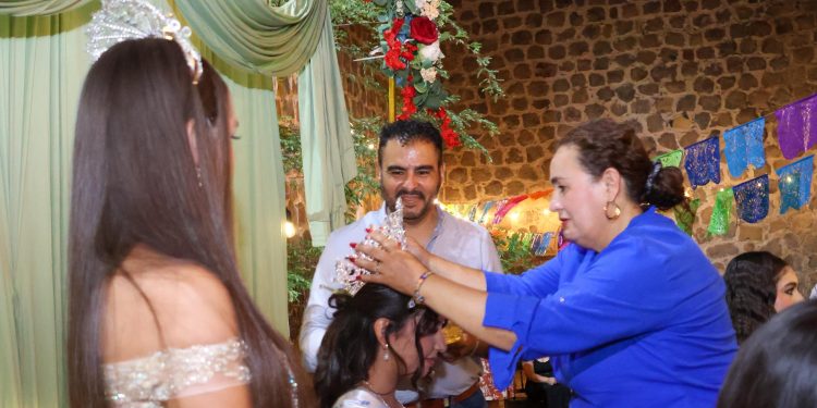 CELINA RAMÍREZ ENCABEZA CORONACIÓN EN FIESTAS PATRONALES DE HEROICA MULEGÉ