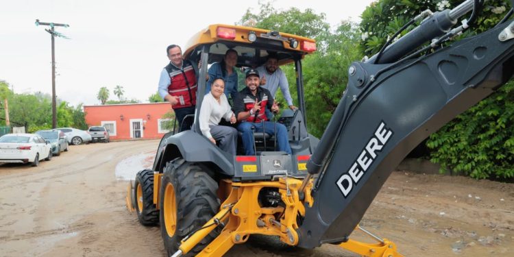 GOBIERNO DE LOS CABOS DIO EL BANDERAZO DE INICIO  DE OBRAS DE PAVIMENTACIÓN EN MIRAFLORES