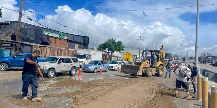       REALIZAN JORNADA EMERGENTE DE BACHEO EN EL VADO DE SANTA ROSA, EN SAN JOSÉ DEL CABO