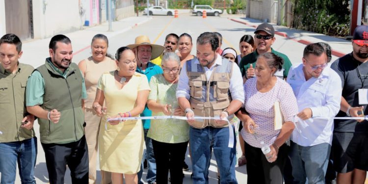    ALCALDE CHRISTIAN AGÚNDEZ INAUGURA OBRA DE PAVIMENTACIÓN EN LA COLONIA SAN BERNABÉ