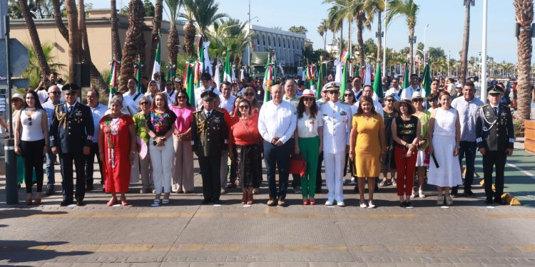 GOBERNADOR VÍCTOR CASTRO ENCABEZA EL DESFILE CIVICO-MILITAR DEL 16 DE SEPTIEMBRE