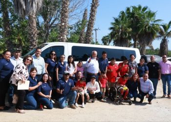 GOBERNADOR VÍCTOR CASTRO ENTREGA UN VEHÍCULO AL CAM DE TODOS SANTOS EN APOYO A JÓVENES ESTUDIANTES