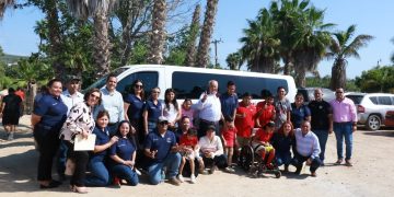 GOBERNADOR VÍCTOR CASTRO ENTREGA UN VEHÍCULO AL CAM DE TODOS SANTOS EN APOYO A JÓVENES ESTUDIANTES
