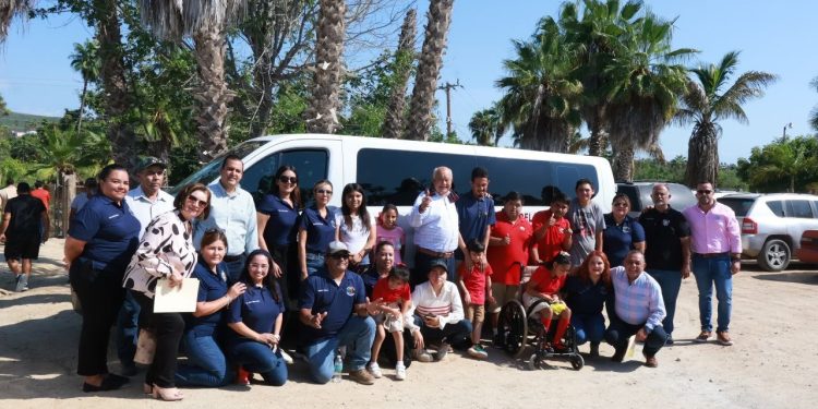 GOBERNADOR VÍCTOR CASTRO ENTREGA UN VEHÍCULO AL CAM DE TODOS SANTOS EN APOYO A JÓVENES ESTUDIANTES