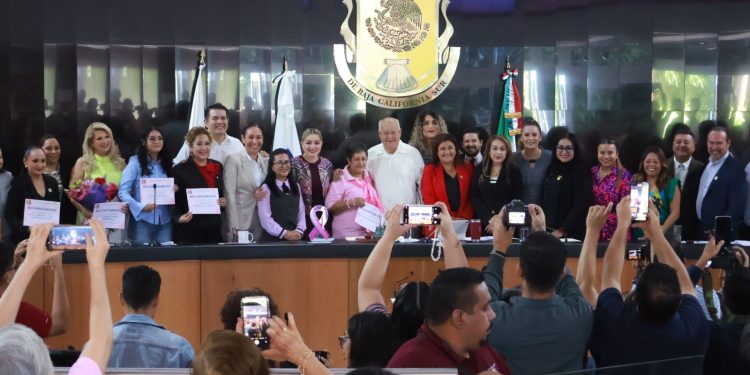 GOBERNADOR VCC Y CONGRESO RECONOCEN A MARTHA CANDELARIA REYES BECERRIL CON LA MEDALLA “ MARÍA DIONISIA VILLARINO ESPINOZA”