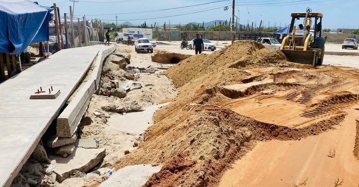 SERVICIOS PÚBLICOS DE CABO SAN LUCAS TRABAJA EN DESAZOLVE DE VIALIDADES