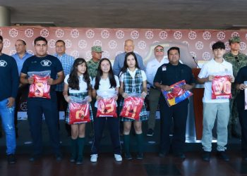ENTREGA GOBERNADOR VÍCTOR CASTRO UNIFORMES A PARTICIPANTES DE LA COPA PAZÍFICA
