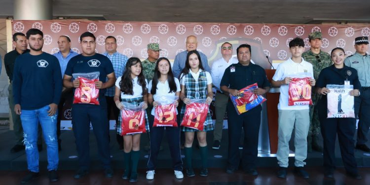 ENTREGA GOBERNADOR VÍCTOR CASTRO UNIFORMES A PARTICIPANTES DE LA COPA PAZÍFICA