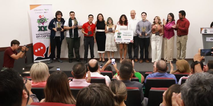 GOBERNADOR CASTRO COSÍO PREMIA A JÓVENES TALENTOS EN LA ETAPA ESTATAL DEL CONCURSO NACIONAL TRANSPARENCIA EN CORTO 2025