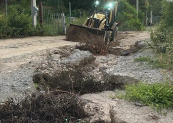 MANTIENE SERVICIOS PÚBLICOS DE LOS CABOS TRABAJOS PERMANENTEMENTES DE NIVELACIÓN DE CAMINOS VECINALES