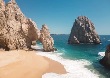 ZOFEMAT LOS CABOS EXHORTA A NO TRÁNSITAR EN LA FORMACIÓN DE LA FRANJA DE ARENA BAJO EL ARCO DE CSL