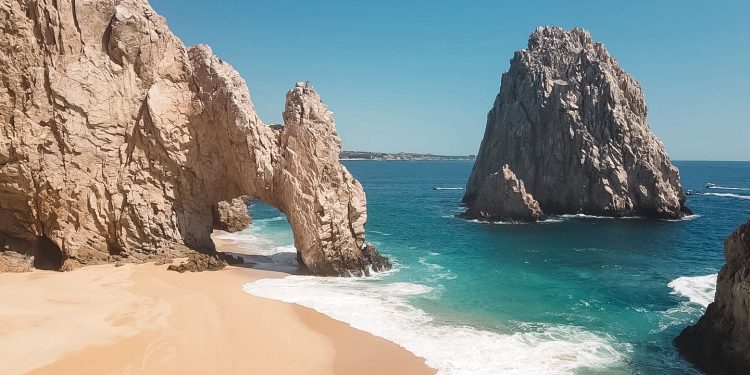 ZOFEMAT LOS CABOS EXHORTA A NO TRÁNSITAR EN LA FORMACIÓN DE LA FRANJA DE ARENA BAJO EL ARCO DE CSL