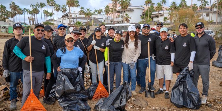 MAS DE 300 PERSONAS PARTICIPAN EN JORNADA DE LIMPIEZA EN PLAYAS DE CABO SAN LUCAS