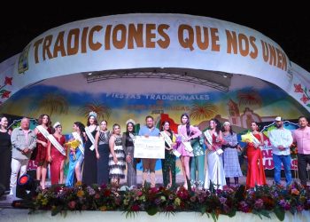 DAMARIS GAYNOR REYNA DE LAS FIESTAS TRADICIONALES DE CABO SAN LUCAS 2025