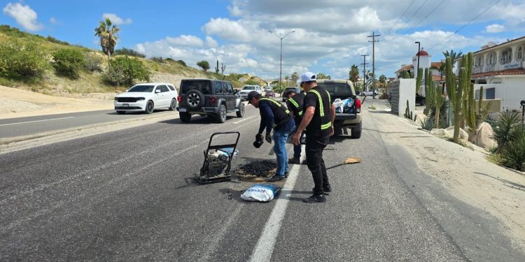 AYUNTAMIENTO DE LOS CABOS IMPLEMENTA BACHEO PARA MEJORAMIENTO DE VIALIDADES EN EL MUNICIPIO