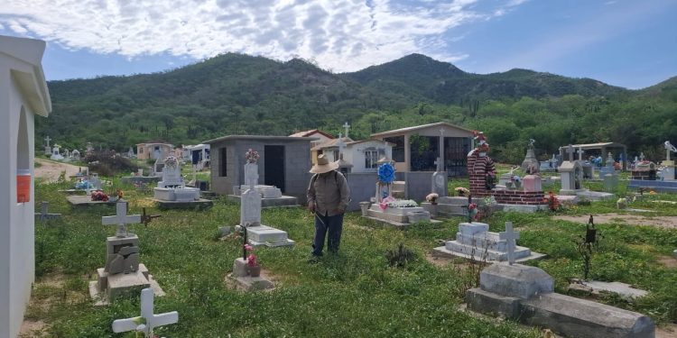 PERSONAL DE SERVICIOS PÚBLICOS REALIZA LIMPIEZA Y MANTENIMIENTO EN LOS PANTEONES DEL MUNICIPIO DE LOS CABOS