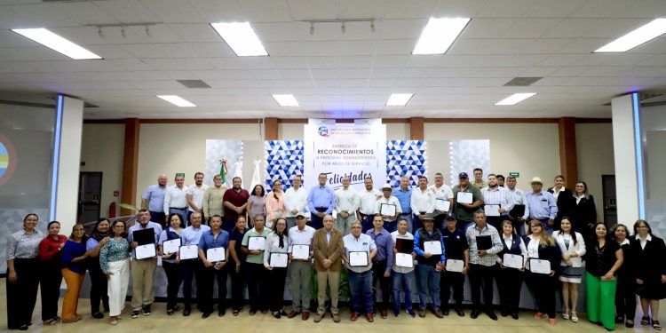 RECONOCE LA UABCS A PERSONAL  ADMINISTRATIVO POR AÑOS DE SERVICIO