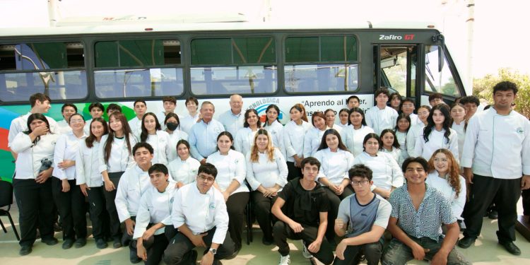 VÍCTOR CASTRO ENTREGA TRES NUEVOS ESPACIOS Y UN AUTOBÚS A LA UNIVERSIDAD TECNOLÓGICA DE LA PAZ