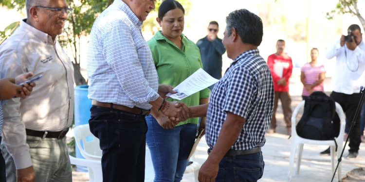 GOBERNADOR VCC RESPALDA A PRODUCTORES LECHEROS DE COMONDÚ CON ENTREGA DE APOYOS