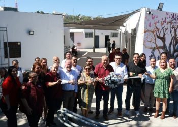 GOBERNADOR VÍCTOR CASTRO ENTREGA REHABILITACIÓN DE LA CASA DE DÍA PARA PERSONAS ADULTAS MAYORES