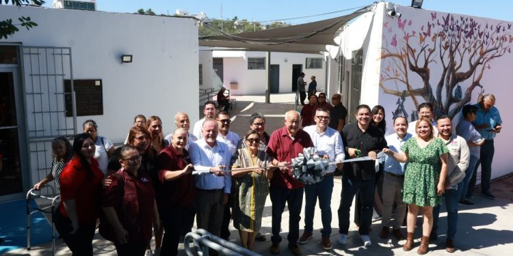 GOBERNADOR VÍCTOR CASTRO ENTREGA REHABILITACIÓN DE LA CASA DE DÍA PARA PERSONAS ADULTAS MAYORES