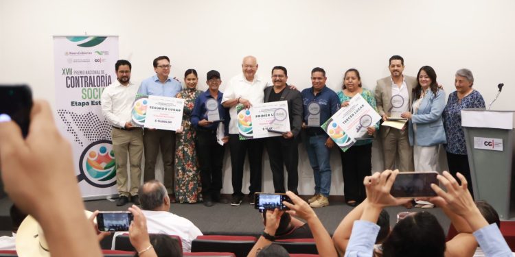 ENTREGA GOBERNADOR VCC RECONOCIMIENTOS DEL PREMIO NACIONAL DE CONTRALORIA SOCIAL FASE ESTATAL