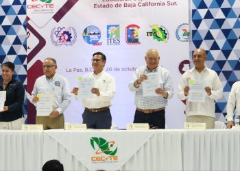 GOBERNADOR CASTRO COSIÓ FIRMA UN ACUERDO QUE FACILITA EL ACCESO A LA EDUCACIÓN SUPERIOR A ESTUDIANTES DEL CECyTE