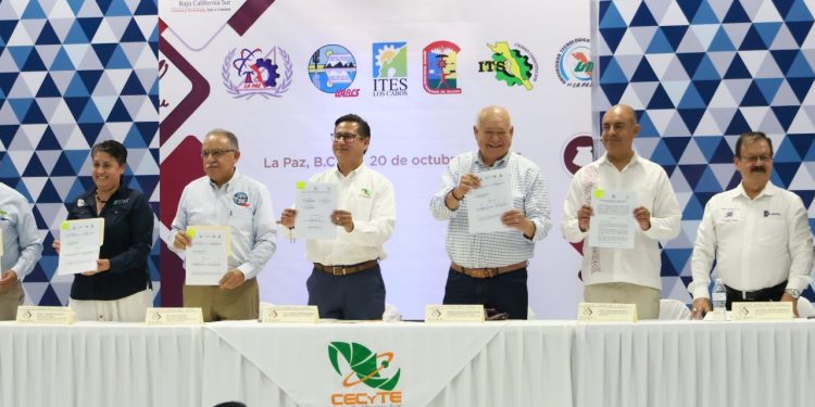 GOBERNADOR CASTRO COSIÓ FIRMA UN ACUERDO QUE FACILITA EL ACCESO A LA EDUCACIÓN SUPERIOR A ESTUDIANTES DEL CECyTE