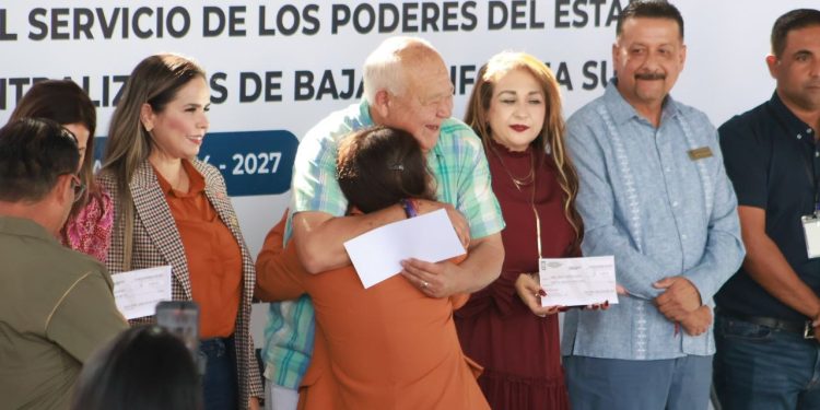 ENTREGA GOBERNADOR VMCC BONO ANUAL A JUBILADOS Y PENSIONADOS DE LOS PODERES DEL ESTADO