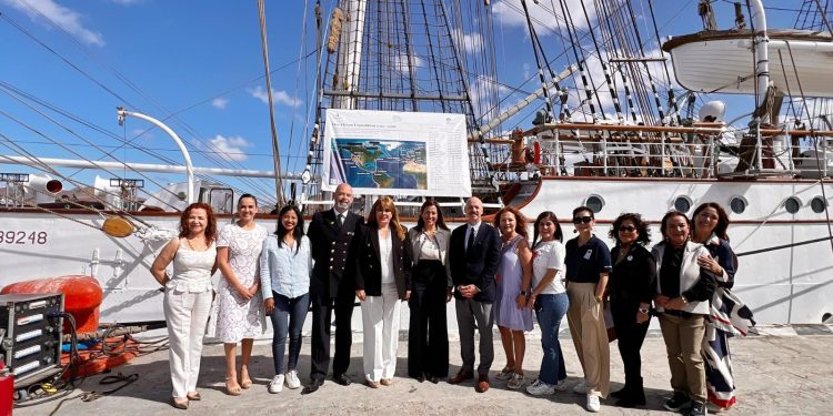 RECIBE LA PAZ AL VELERO NORUEGO STATSRAAD LEHMKHL EN EXPEDICIÓN INTERNACIONAL