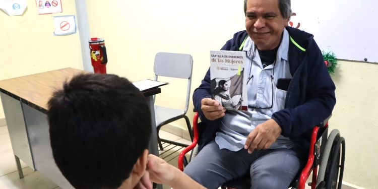ENTREGA SEP BCS MAS DE 45 MIL CARTILLAS DE DERECHOS DE LAS MUJERES EN NIVEL SECUNDARIA