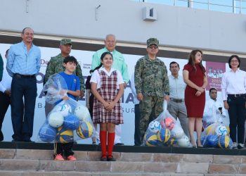 ENTREGA GOBERNADOR VÍCTOR CASTRO VEHÍCULOS AL SEDIF PARA FORTALECER PROGRAMAS SOCIALES