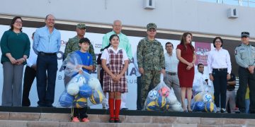 ENTREGA GOBERNADOR VÍCTOR CASTRO VEHÍCULOS AL SEDIF PARA FORTALECER PROGRAMAS SOCIALES