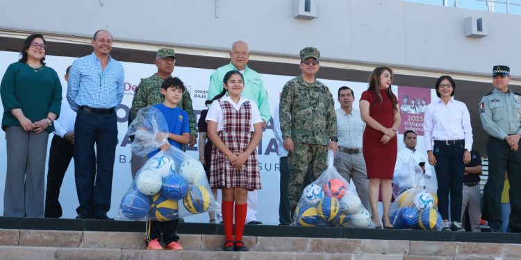 ENTREGA GOBERNADOR VÍCTOR CASTRO VEHÍCULOS AL SEDIF PARA FORTALECER PROGRAMAS SOCIALES