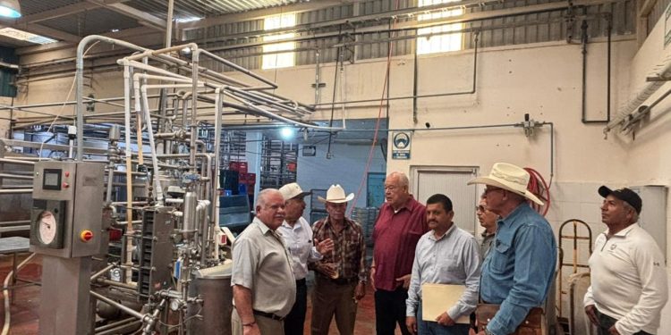 REFRENDA VÍCTOR CASTRO RESPALDO A PRODUCTORES DE LA CUENCA LECHERA DEL VALLE DE SANTO DOMINGO