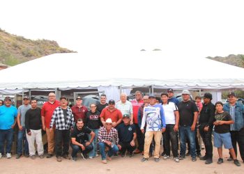 CUMPLE GOBERNADOR CASTRO COSIÓ COMPROMISOS CON FAMILIAS DE LA COMUNIDAD DE AGUA VERDE EN LORETO