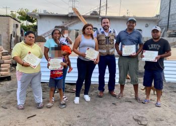    ENTREGA CHRISTIAN AGÚNDEZ APOYOS PARA RECONSTRUCCIÓN DE VIVIENDAS AFECTADAS POR INCENDIO EN CABO SAN LUCAS