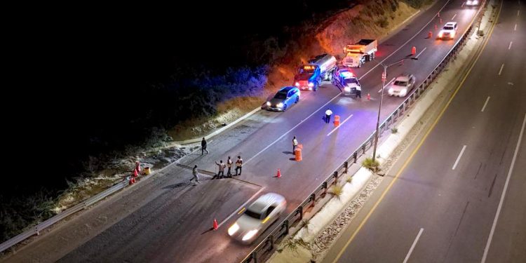 PROGRAMA “CAZA BACHES” REHABILITA VIALIDADES EN COLONIAS Y CORREDOR TURÍSTICO DE LOS CABOS