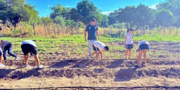 REALIZAN QUINTA SIEMBRA EN EL HUERTO ESCOLAR DE MIRAFLORES