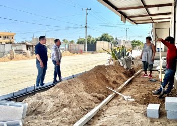 SUPERVISAN AUTORIDADES AVANCE DE PAVIMENTACIÓN EN LA CALLE CARABELA DE SAN JOSÉ DEL CABO
