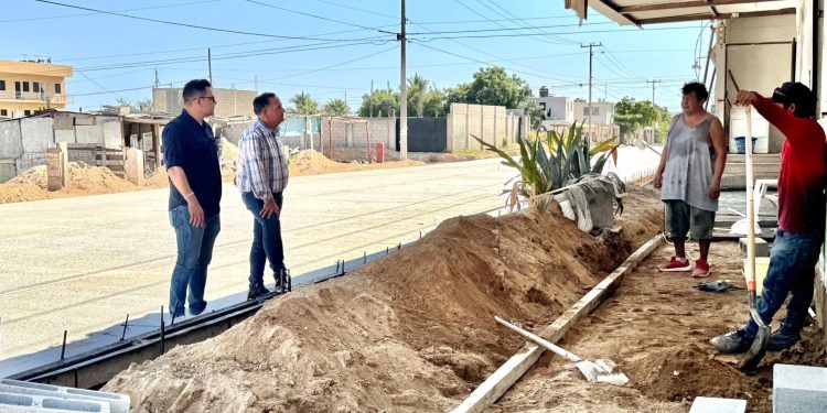 SUPERVISAN AUTORIDADES AVANCE DE PAVIMENTACIÓN EN LA CALLE CARABELA DE SAN JOSÉ DEL CABO