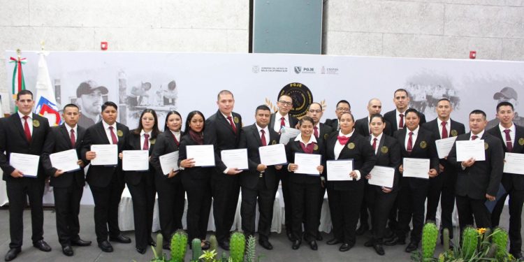 RECIBEN CERTIFICADO DE UNIPOL 20 NUEVOS ELEMENTOS DE LA AGENCIA ESTATAL DE INVESTIGACIÓN CRIMINAL DE LA PGJE