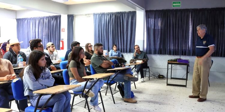 ESTUDIANTES DE CIENCIA ANIMAL DE LA UABCS RECIBEN FORMACIÓN AVANZADA EN MANEJO REPRODUCTIVO DEL GANADO