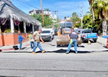 CONTINÚA MEJORAMIENTO DE CALLES CON EL PROGRAMA “ CAZA BACHES “ EN LOS CABOS