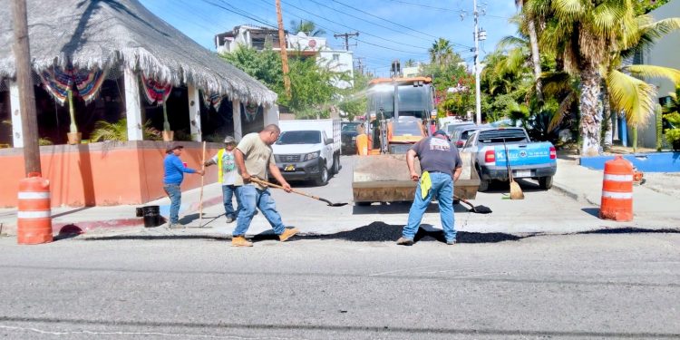 CONTINÚA MEJORAMIENTO DE CALLES CON EL PROGRAMA “ CAZA BACHES “ EN LOS CABOS