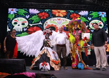 ENCABEZA VÍCTOR CASTRO EL FESTIVAL DE DÍA DE MUERTOS EN LA UNIDAD CULTURAL JESÚS CASTRO AGÚNDEZ
