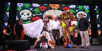 ENCABEZA VÍCTOR CASTRO EL FESTIVAL DE DÍA DE MUERTOS EN LA UNIDAD CULTURAL JESÚS CASTRO AGÚNDEZ