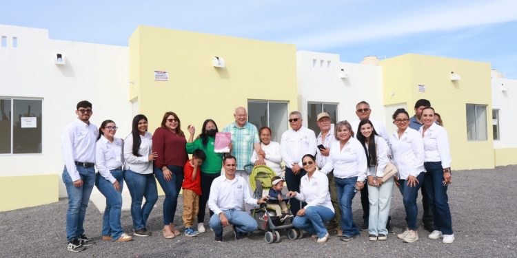 GOBERNADOR VÍCTOR CASTRO BENEFICIA A FAMILIAS DE LA COLONIA LA PASIÓN CON 139 ACCIONES DE VIVIENDA