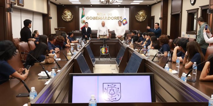 SE REÚNE GOBERNADOR CON INTEGRANTES DEL PARLAMENTO JUVENIL DE BCS